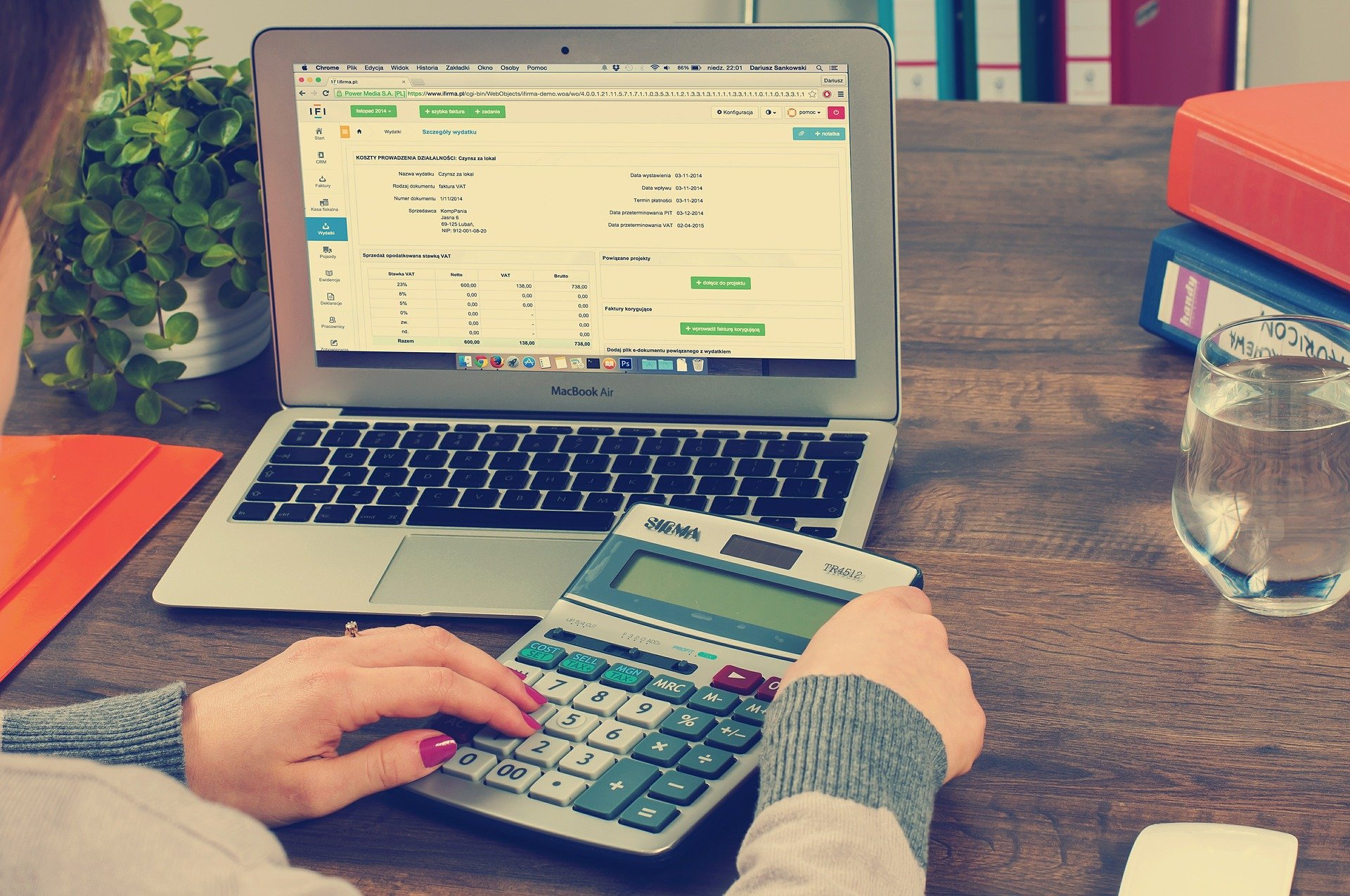 Person bookkeeping on laptop and using calculator Image by William Iven from Pixabay 